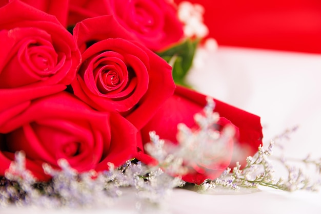 Un gran ramo de elegancia y lujo hecho de rosas rojas Hermoso arreglo ramo colorido