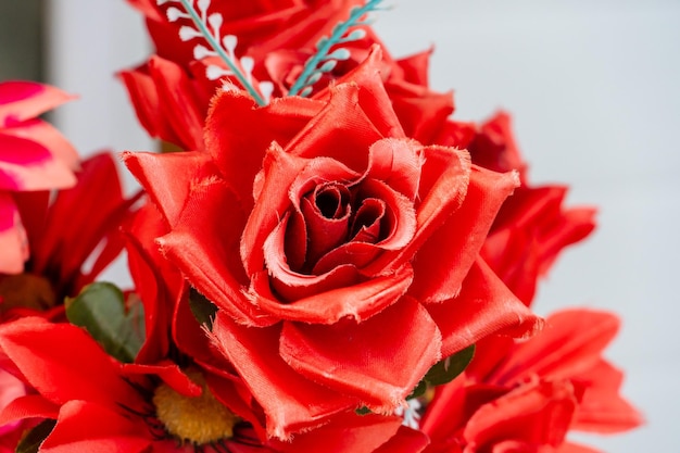 Un gran ramo de flores de colores para las vacaciones Decoración de interiores con flores artificiales El trabajo de un florista en un banquete de velatorio o boda