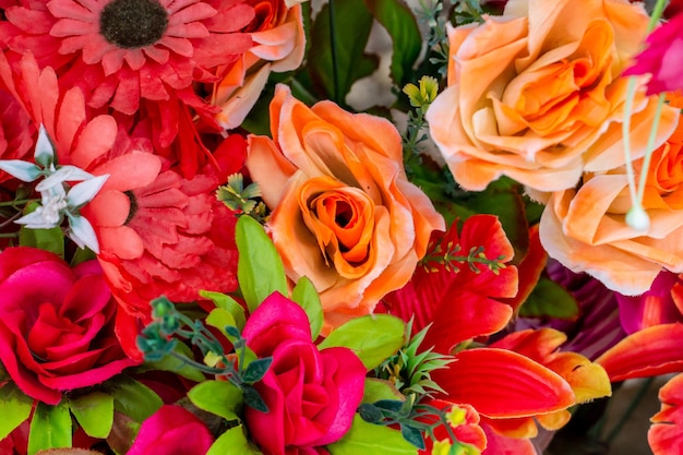 Foto un gran ramo de flores de colores para las vacaciones decoración de interiores con flores artificiales el trabajo de un florista en un banquete de velatorio o boda