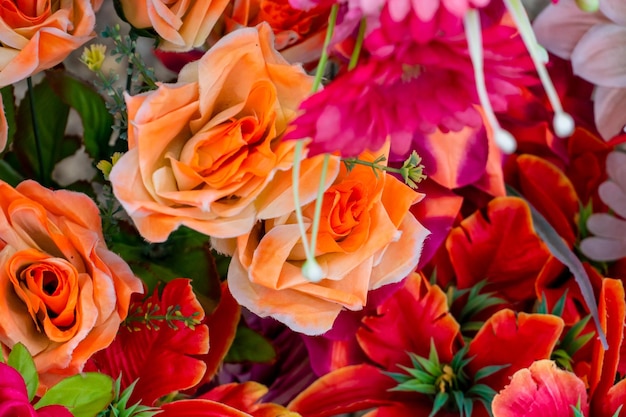 Foto un gran ramo de flores de colores para las vacaciones decoración de interiores con flores artificiales el trabajo de un florista en un banquete de velatorio o boda