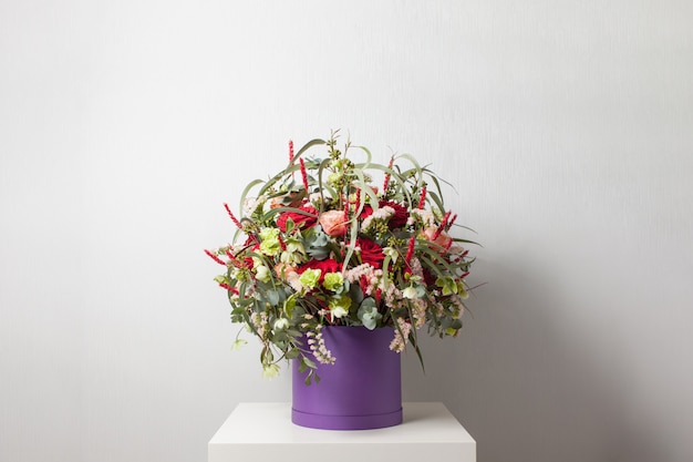 Gran ramo mixto de varias flores en caja de sombreros