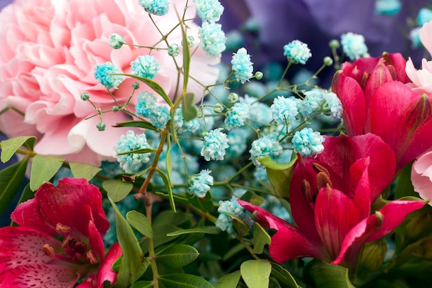 Un gran ramo con pequeños arbustos de flores azules, las flores tienen defectos.