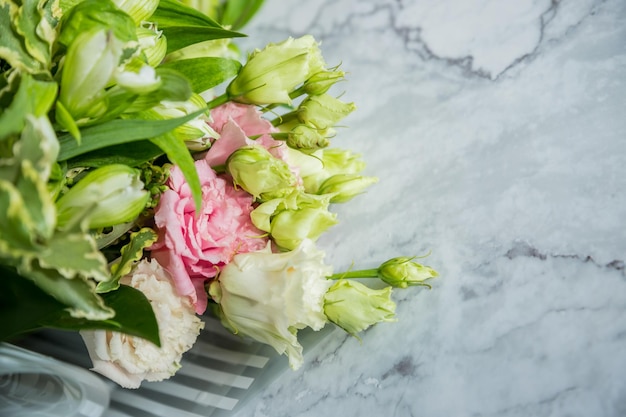 Gran ramo de rosas margaritas lisianthus crisantemos capullos sin abrir en un ramo de mesa blanca para wo