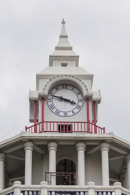 Gran reloj en una torre blanca en Tailandia