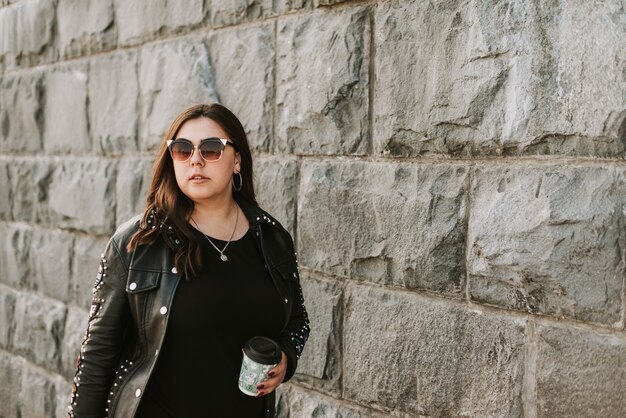 Gran retrato de una bella mujer con una chaqueta de cuero 1