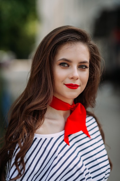 Un gran retrato de una niña con lápiz labial rojo brillante 4215