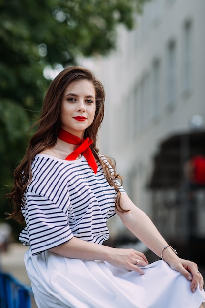 Un gran retrato de una niña con lápiz labial rojo brillante 4216