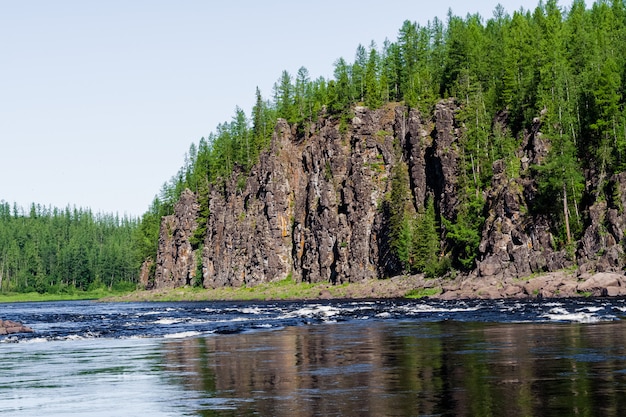 Gran río de Siberia oriental. Tributario del Yenisei. Territorio de Krasnoyarsk.