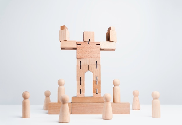Gran robot de madera gesto de poder fuerte de pie en el podio del ganador entre figuras de madera, seguidores sobre fondo blanco, estilo minimalista. Concepto de liderazgo, poder, más fuerte e influyente.