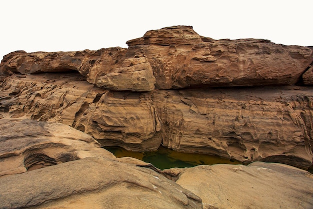 Gran roca aislada sobre fondo blanco