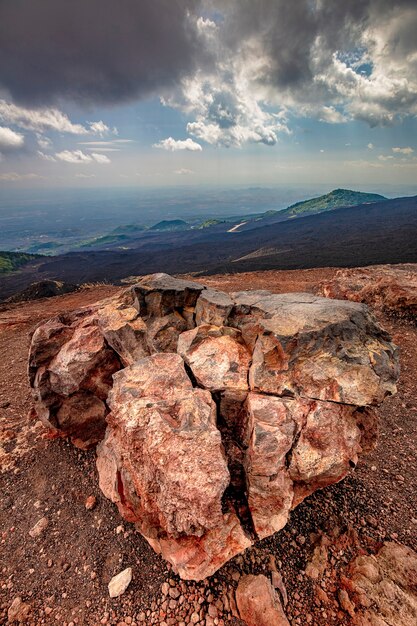 Gran roca fracturada cerca de un cráter del volcán Etna en Sicilia. Italia.