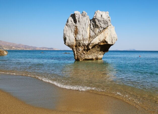 Gran roca en el paisaje del mar