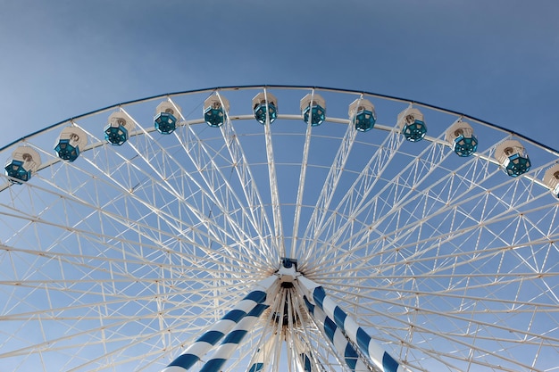 Gran rueda en la feria de atracciones