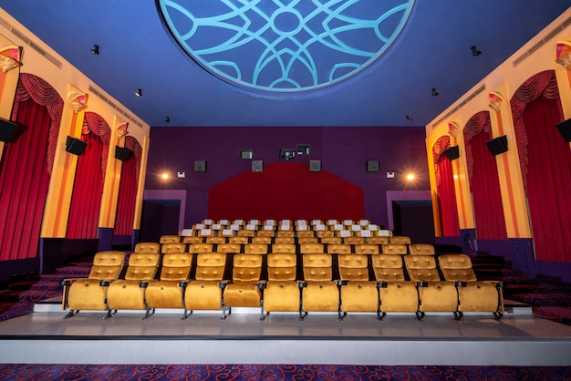 Gran sala de cine con silla vacía asientos de cine.