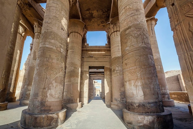 Gran Salón Hipóstilo y nubes en los Templos de Karnak (antigua Tebas). Luxor, Egipto