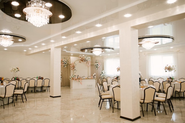 El gran salón luminoso está decorado con flores para la decoración de bodas.