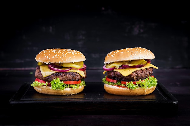 Gran sándwich hamburguesa con carne de res tomate queso pepino encurtido y cebolla roja