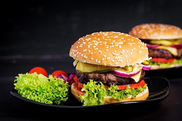 Gran sándwich hamburguesa con carne de res tomate queso pepino encurtido y cebolla roja