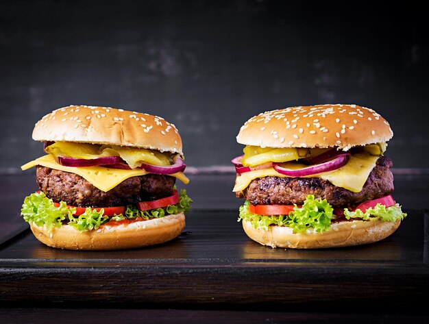 Gran sándwich hamburguesa con carne de res tomate queso pepino encurtido y cebolla roja