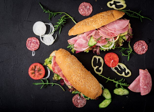 Gran sandwich con jamón, salami, nectarina y rúcula.