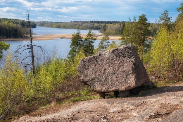 Gran Seid o megalito una piedra con patas en una montaña calva sobre el lago Iloranta Hermosa naturaleza del norte