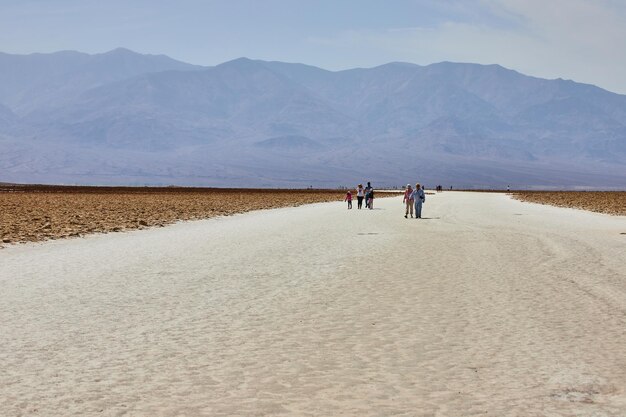 Gran sendero para caminar con turistas en las salinas del Valle de la Muerte