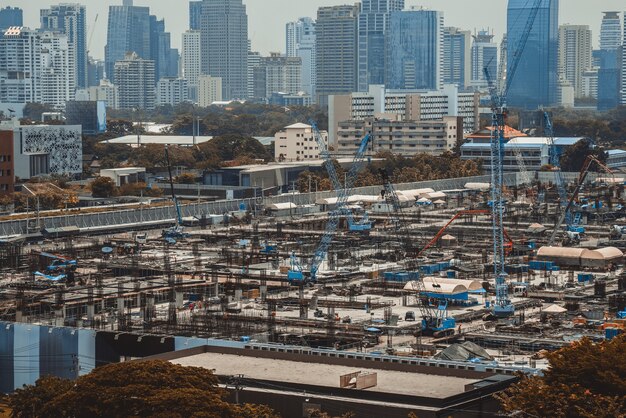 Gran sitio de construcción con maquinaria de construcción pesada en Metrópolis