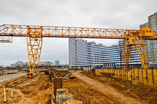 Un gran sitio de construcción moderno en la construcción de edificios y casas.