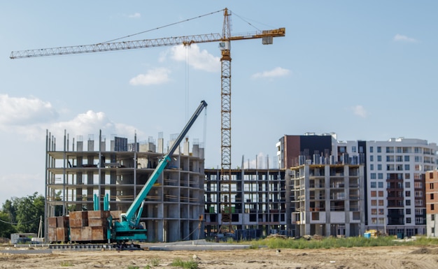 Gran sitio de construcción. El proceso de construcción de capital de un complejo residencial de gran altura. Edificio residencial moderno. Edificio de hormigón, construcción, sitio industrial.