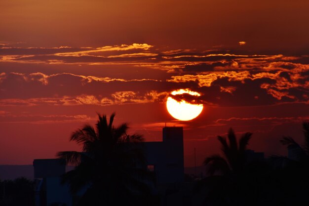 Foto gran sol al atardecer en el fondo del cielo