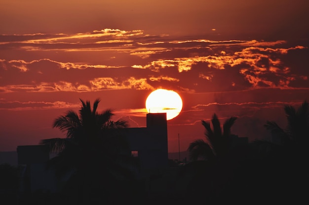 Foto gran sol al atardecer en el fondo del cielo