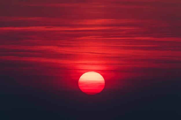 Foto el gran sol, el cielo y la nube en la hermosa puesta de sol.