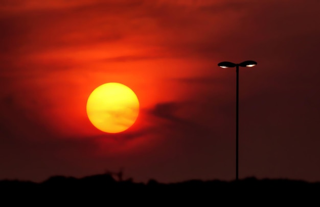 Gran sol en el cielo de la tarde y el relámpago de la calle