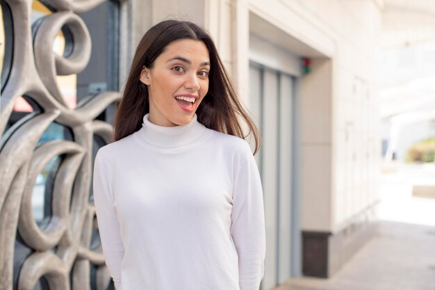 Foto con una gran sonrisa amistosa y despreocupada que parece positiva, relajada y feliz, escalofriante.