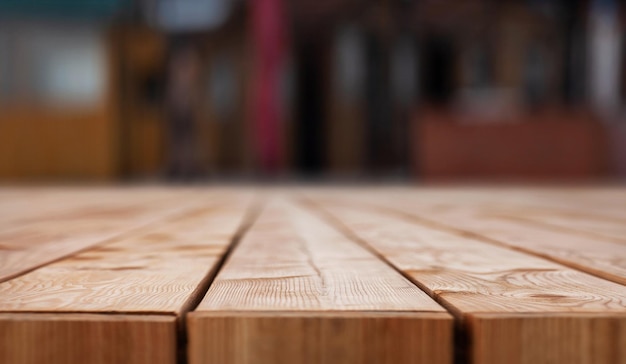 gran superficie de madera hecha de tablones en un fondo de calle borroso
