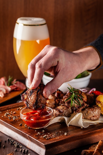 Una gran tabla de madera con un kebab de carne.