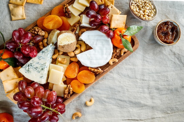 Gran tabla de quesos con surtido de aperitivos Mermelada de nueces de queso de uva y pan