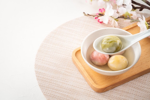 Gran tangyuan de estilo glaseado de colores con flor de cerezo y sopa de almíbar