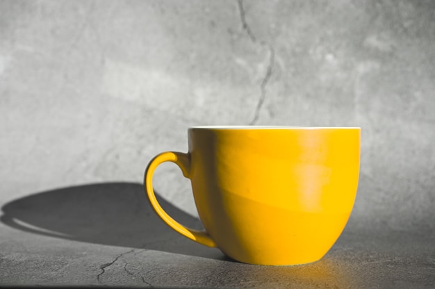 Foto una gran taza de café y sombra sobre una superficie de hormigón