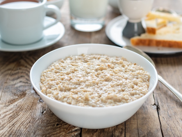 Gran tazón de avena sabrosa y saludable para el desayuno, la comida de la mañana. Vista lateral, de cerca,