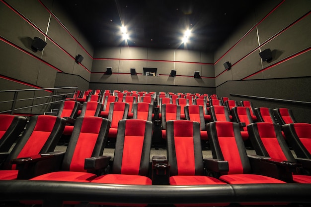 Un gran teatro con asientos rojos y una pared con un altavoz.