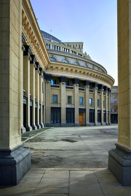 Gran Teatro de Ópera y Ballet Pórtico columnado y rotonda central bajo la cúpula Novosibirsk