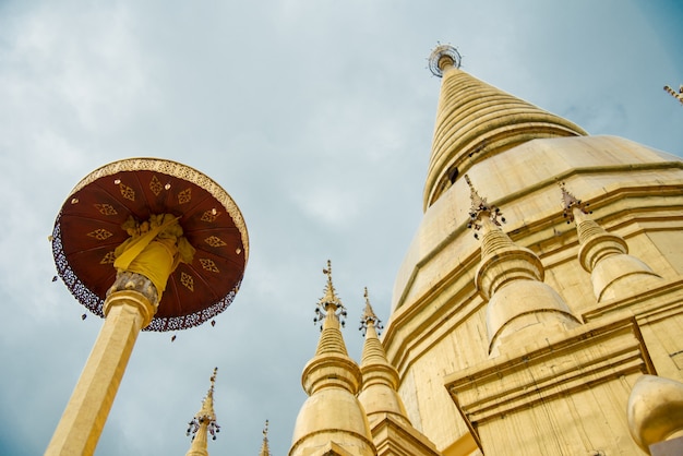 Gran templo dorado con fondo de cielo, el nombre es Phra Maha Chedi Srivang Chai, Lamphun, Th