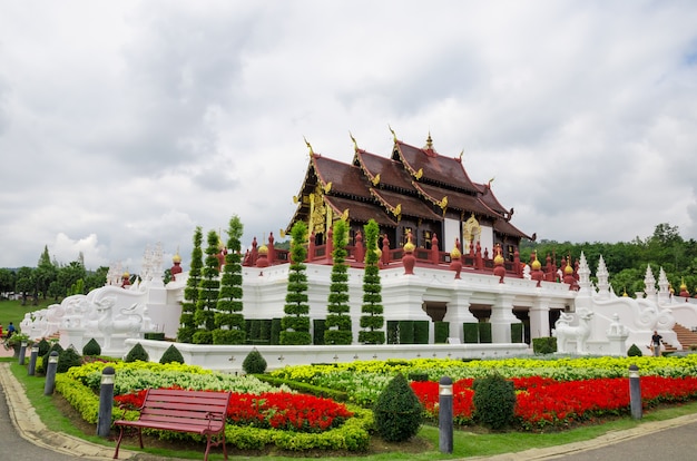 Gran templo en jardin