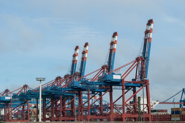 Una gran terminal de contenedores en el puerto marítimo