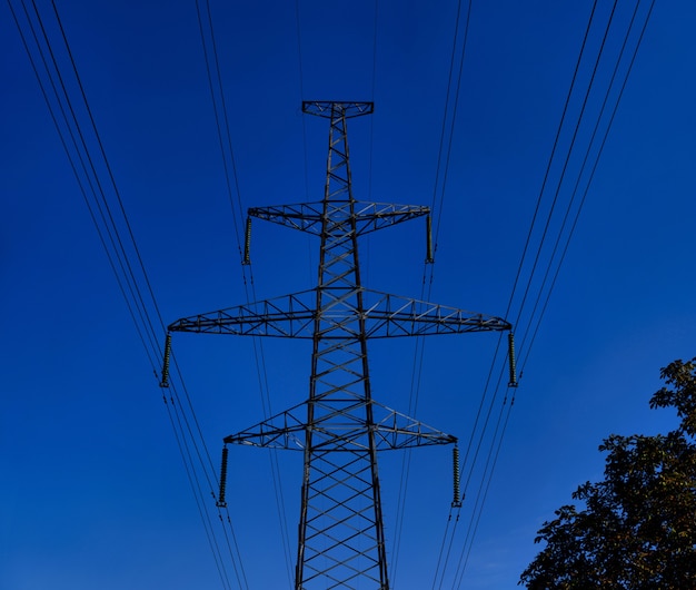 Gran torre de alta tensión con cables de línea eléctrica. vista industrial de alto voltaje