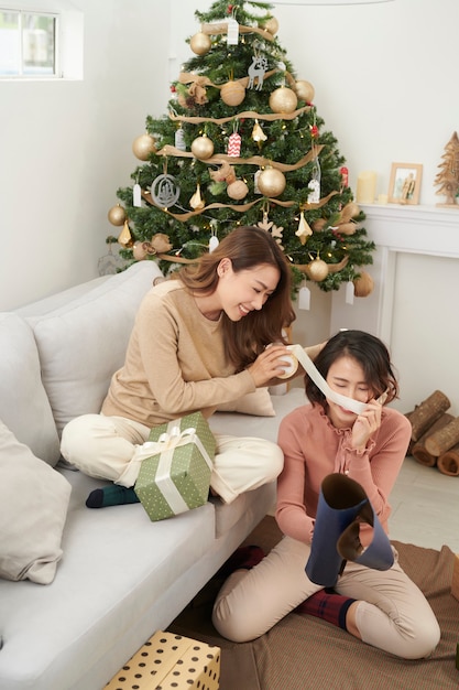 Gran trabajo en equipo de amigos empacando regalos para Navidad