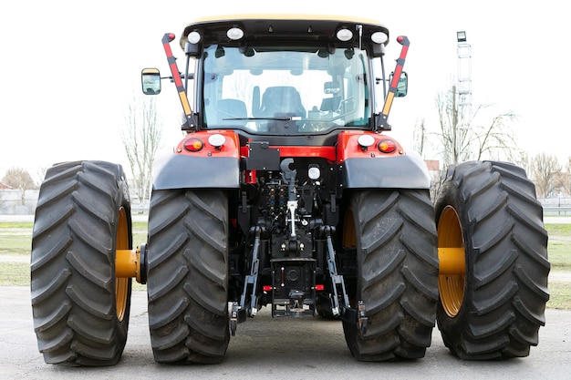 Foto gran tractor agrícola sobre un fondo blanco.