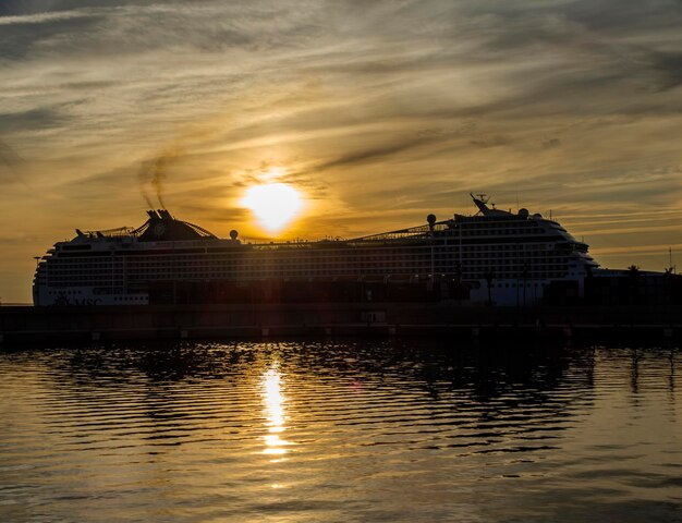 Gran transatlántico retroiluminado en un hermoso amanecer en el puerto de Valencia