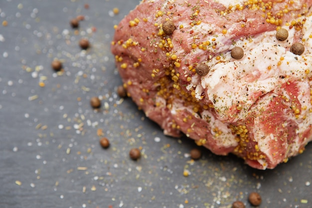 Un gran trozo de carne de cerdo grasosa marinada